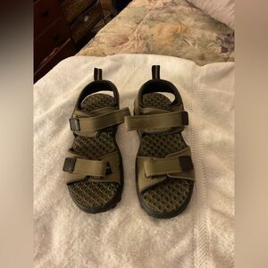 Faded glory men’s size 8 sandals like new condition